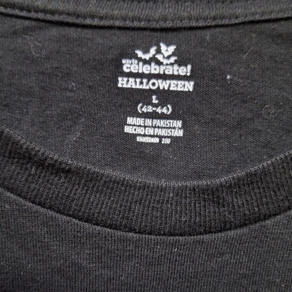 Black Short Sleeve T-Shirt with Skull and Bat Design In A Men's Size Large. EUC - Picture 2 of 7